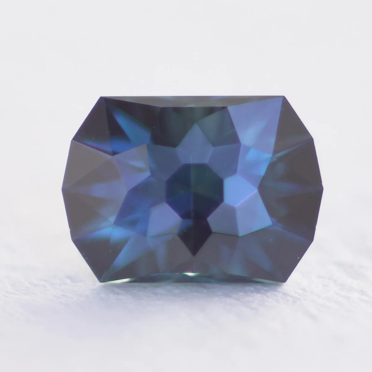 バイカラー・サファイア 3.689ct “Round Rectangle. BCA.”