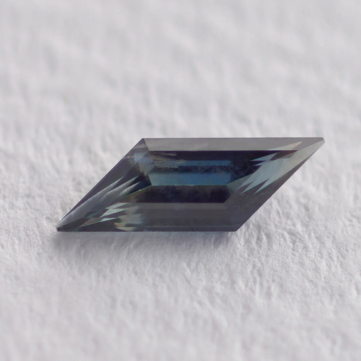 ケニア産サファイア 0.526ct “New Window - for Dark Sapphire”