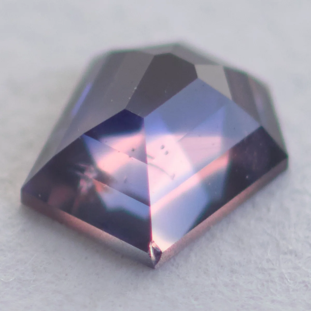 ウィンザ・サファイア 0.355ct “Flatback Coffin Cut”
